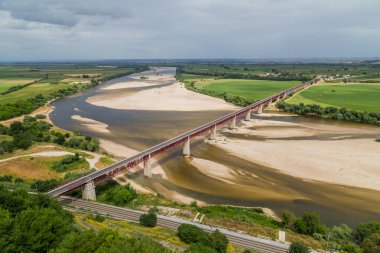 Santarem, Portekiz. Ponte Dom Luis Köprüsü, Tagus Nehri ve Leziria arazileri Ribatejo 'nun verimli alüvyon ovası. Portas do Sol bakış açısından bakıldığında