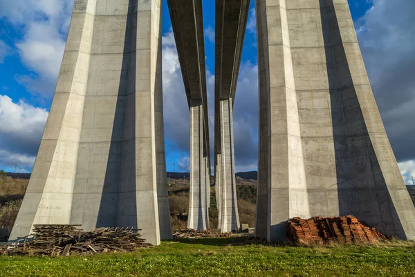 葡萄牙北部的公路混凝土桥下 — 图库照片