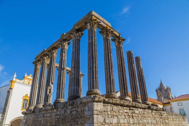Diana tapınağı, Evora 'nın Roma tapınağı, Evora' nın en ünlü simgesi olan İmparator Augustus 'un tarikatına adanmıştır. Portekiz