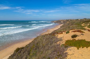 Atlantik kayalık kıyı manzarası, Alentejo, Portekiz.