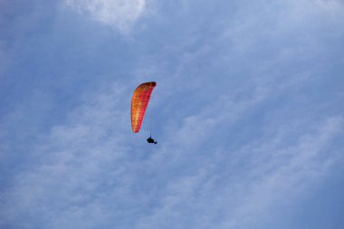 Portekiz 'in kuzeyinde, Caldelas, Portekiz' de Aboua Kupası 'na paragliding.