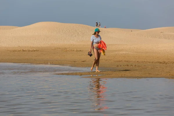 Praia Bordeira Portugal Praia Bordeira Nın Ünlü Plajının Kumullarında Insanlar — Stok fotoğraf