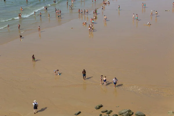 Albufeira Portogallo Persone Sulla Famosa Spiaggia Olhos Agua Albufeira Questa — Foto Stock