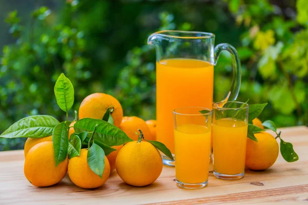 Orangensaft Und Orangen Auf Dem Tisch Freien — Stockfoto