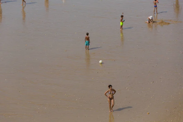 Albufeira Portugalsko Lidé Slavné Pláži Olhos Agua Albufeiře Tato Pláž — Stock fotografie