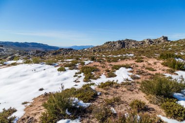 Serra do Xures dağlarının karlı kış manzarası doğal park, Galiçya, İspanya