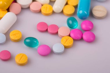 farklı tabletler haplar kapsül yığınları karışık terapi ilaçları