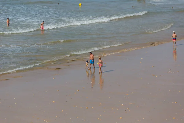 Albufeira Daki Ünlü Olhos Agua Plajındaki Insanlar Plaj Algarve Nin — Stok fotoğraf