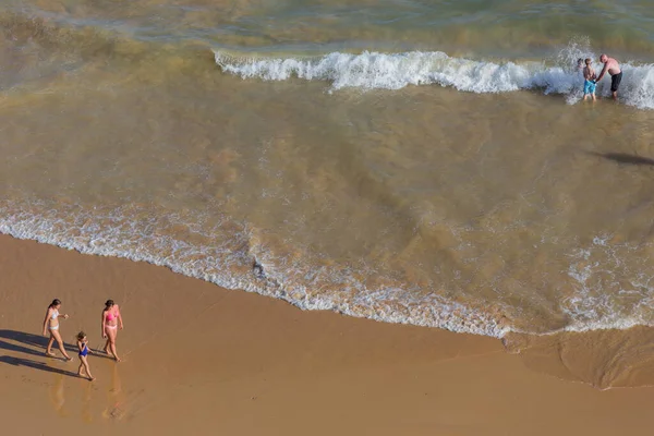 Albufeira Португал Люди Знаменитому Пляжі Ольхос Агуа Альбуфейрі Цей Пляж — стокове фото