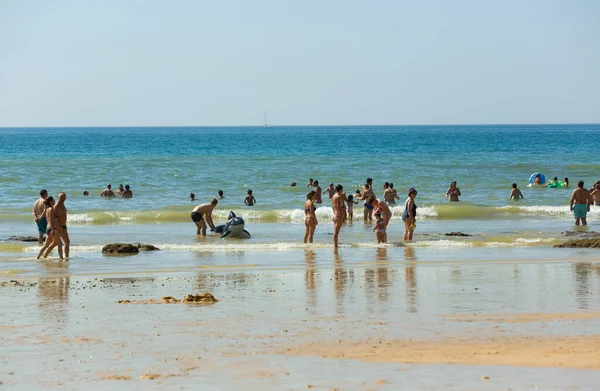 Albufeira Portugal Mensen Aan Het Beroemde Strand Van Olhos Agua — Stockfoto