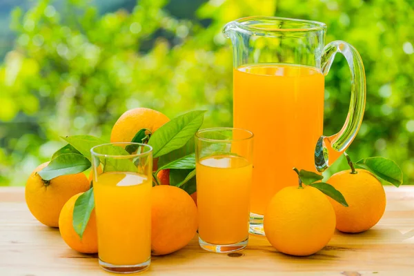Orangensaft Und Orangen Auf Dem Tisch Freien — Stockfoto