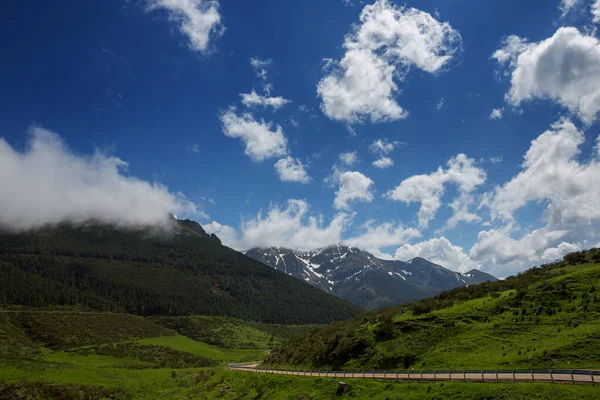 Krajobraz Górski Parku Narodowym Picos Europa Hiszpania Asturia Śnieg Szczytach — Zdjęcie stockowe