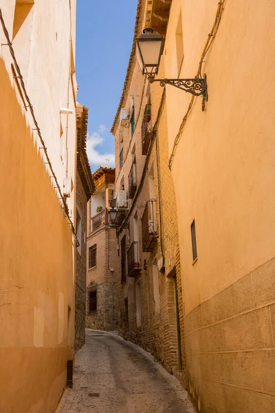 スペインのカスティーリャ マンチャ州のトレド狭い通り — ストック写真