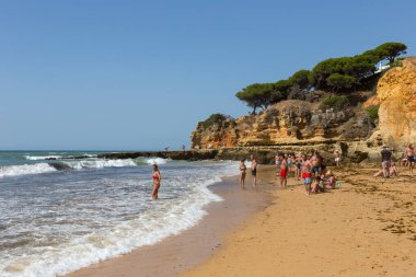 Albufeira 'daki ünlü Olhos de Agua plajındaki insanlar. Bu plaj Algarve 'nin ünlü turistik bölgesinin bir parçasıdır..