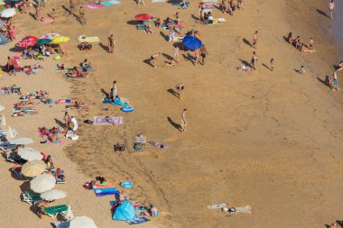 Albufeira 'daki Praia da Felesia' nın ünlü plajındaki insanlar. Bu plaj Algarve 'nin ünlü turistik bölgesinin bir parçasıdır..