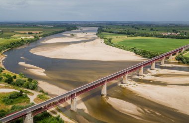 Santarem, Portekiz. Ponte Dom Luis Köprüsü, Tagus Nehri ve Leziria arazileri Ribatejo 'nun verimli alüvyon ovası. Portas do Sol bakış açısından bakıldığında