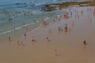 Albufeira 'daki ünlü Olhos de Agua plajındaki insanlar. Bu plaj Algarve 'nin ünlü turistik bölgesinin bir parçasıdır..