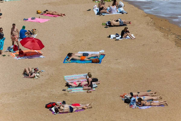 Lagos Portugalia Ludzie Słynnej Plaży Praia Dona Ana Lagos Region — Zdjęcie stockowe