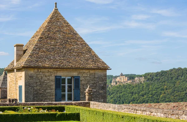 位于法国多顿地区的加丁侯爵花园的塔头 卡斯尔诺城堡在后面 — 图库照片
