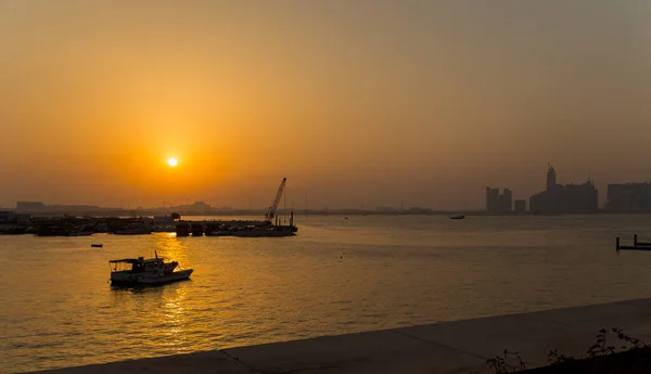 卡塔尔多哈伊斯兰博物馆附近的港口停泊着传统的独桅帆船 — 图库照片