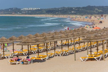 Praia do Alvor, Algarve Bölgesi, Portekiz 'in ünlü plajındaki insanlar