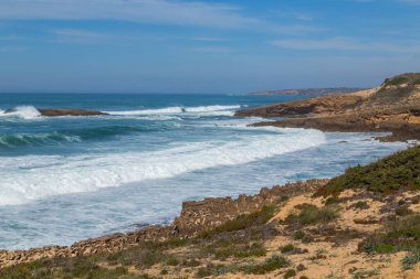 Atlantik kayalık kıyı manzarası, Aljezur, Algarve batı, Costa Vicentina, Portekiz.