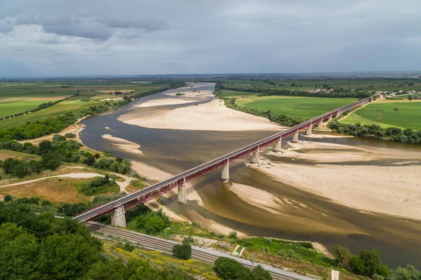 葡萄牙桑塔雷姆 多姆路易斯一世桥 Ponte Dom Luis Bridge 塔格斯河 Tagus River 和莱齐里亚 — 图库照片