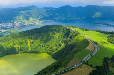 Sete Cidades Gölü, Portekiz 'in Azores adasında bulunan bir volkanik krater gölüdür. Boca do Inferno 'dan Görünüm