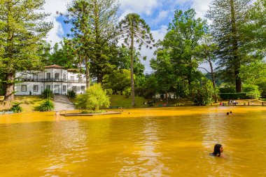 Furnas, Azores, Portekiz: Furnas, Sao Miguel Adası, Azores 'deki Terra Nostra botanik bahçesinde mineral termal havuzda yüzen insanlar.