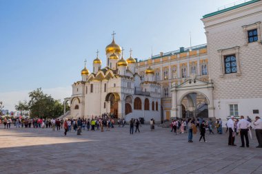 Moskova Kremlin 'in Varsayım Katedrali' ni ziyaret eden insanlar. Rusya