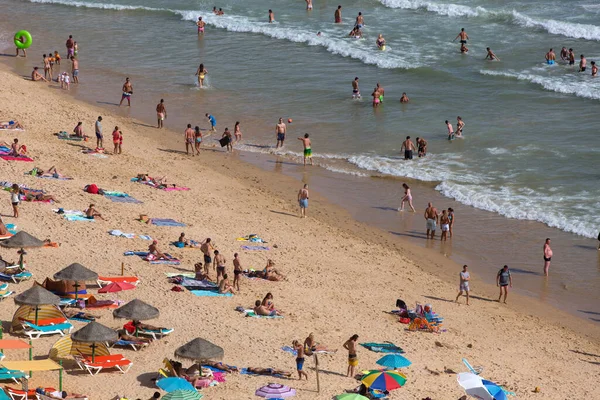 Albufeira Portugalsko Lidé Slavné Pláži Olhos Agua Albufeiře Tato Pláž — Stock fotografie