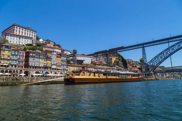 Порту Португалия Знаменитые Дома Рибейры Берегу Реки Доуро Возле Моста — стоковое фото