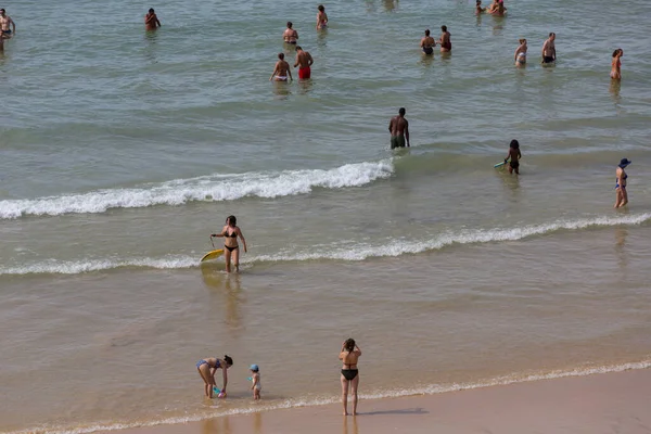 Albufeira Portugal Pessoas Famosa Praia Olhos Água Albufeira Esta Praia — Fotografia de Stock