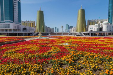 Nur-Sultan, Kazakistan - Nur-Sultan 'da altın küresiyle şehir ve Baiterek Kulesi manzarası (Astana) 