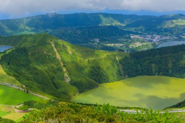 Viewpoint Miradouro da Boca do Inferno in Sao Miguel Adası, Azores, Portekiz. Yeşil alanlar ve ormanlarla çevrili inanılmaz krater gölleri.