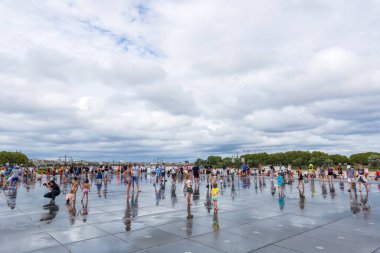 İnsanlarla dolu ünlü Bordeaux su aynası.