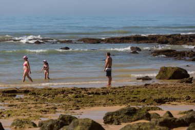 Albufeira 'daki ünlü Olhos de Agua plajındaki insanlar. Bu plaj Algarve 'nin ünlü turistik bölgesinin bir parçasıdır..