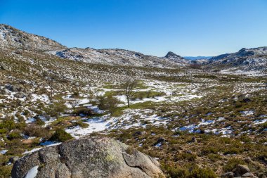 Serra do Xures dağlarının karlı kış manzarası doğal park, Galiçya, İspanya