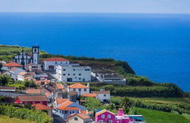 Sao Miguel adasındaki manzara, okyanus kıyısındaki köy, Azores. Portekiz