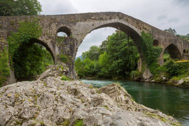13. yüzyılın sonlarında İspanya 'nın Asturias kentinde Cangas de Onis kentinde Sella Nehri üzerinde inşa edilen Roma köprüsü..