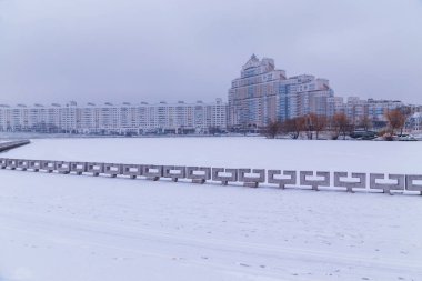 Minsk, Belarus, NemigaTrinity Banliyösü. Şehir manzarası. Şehir merkezinde Svislach nehri kıyısında.