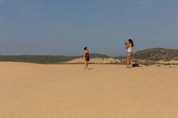 Praia Bordeira Portugal Människor Vid Sanddynerna Den Berömda Stranden Praia — Stockfoto