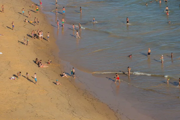 Albufeira Portugalia Ludzie Słynnej Plaży Praia Felesia Albufeira Znajduje Się — Zdjęcie stockowe