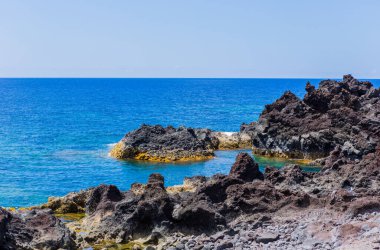 Sao Miguel adasındaki Mosteiros kasabasının kıyısında. Sao Miguel Atlantik Okyanusu 'ndaki Azores takımadasının bir parçasıdır..