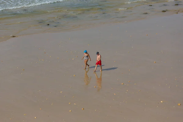 Albufeira ポルトガル アルブフェイラのオルホス アグアの有名なビーチの人々 このビーチはアルガルヴェの有名な観光地の一部です — ストック写真