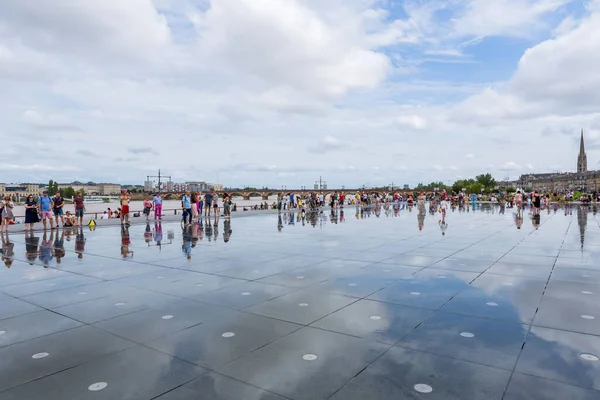 Beroemde Bordeaux Waterspiegel Vol Mensen — Stockfoto