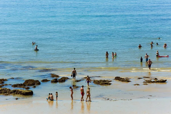 Albufeira Portugal Albufeira著名的Olhos Agua海滩上的人们 这个海滩是阿尔加维著名旅游区的一部分 — 图库照片