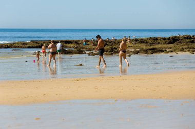 Albufeira 'daki ünlü Olhos de Agua plajındaki insanlar. Bu plaj Algarve 'nin ünlü turistik bölgesinin bir parçasıdır..