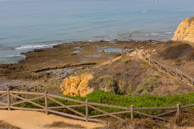 Albufeira 'daki ünlü Olhos de Agua plajındaki insanlar. Bu plaj Algarve 'nin ünlü turistik bölgesinin bir parçasıdır..
