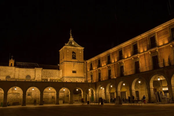 スペインのアビラ 夜にアビラタウンホール広場 メルカドチコと呼ばれる ユネスコの世界遺産 スペインのアビラ — ストック写真